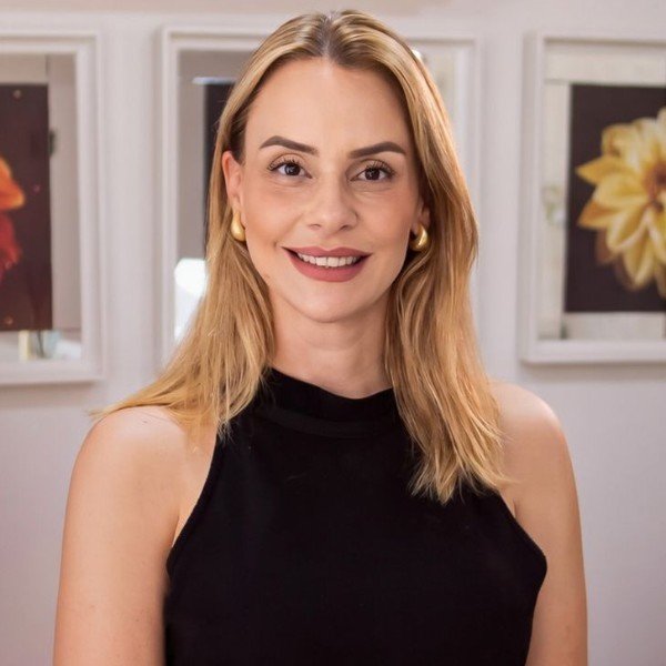 Dra. Lívia Ariano — Dermatologista